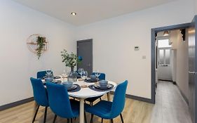 Methuen Mews - 2 Double Bedroom Townhouse Within Walking Distance To Beach, On-Street Parking In Portsmouth